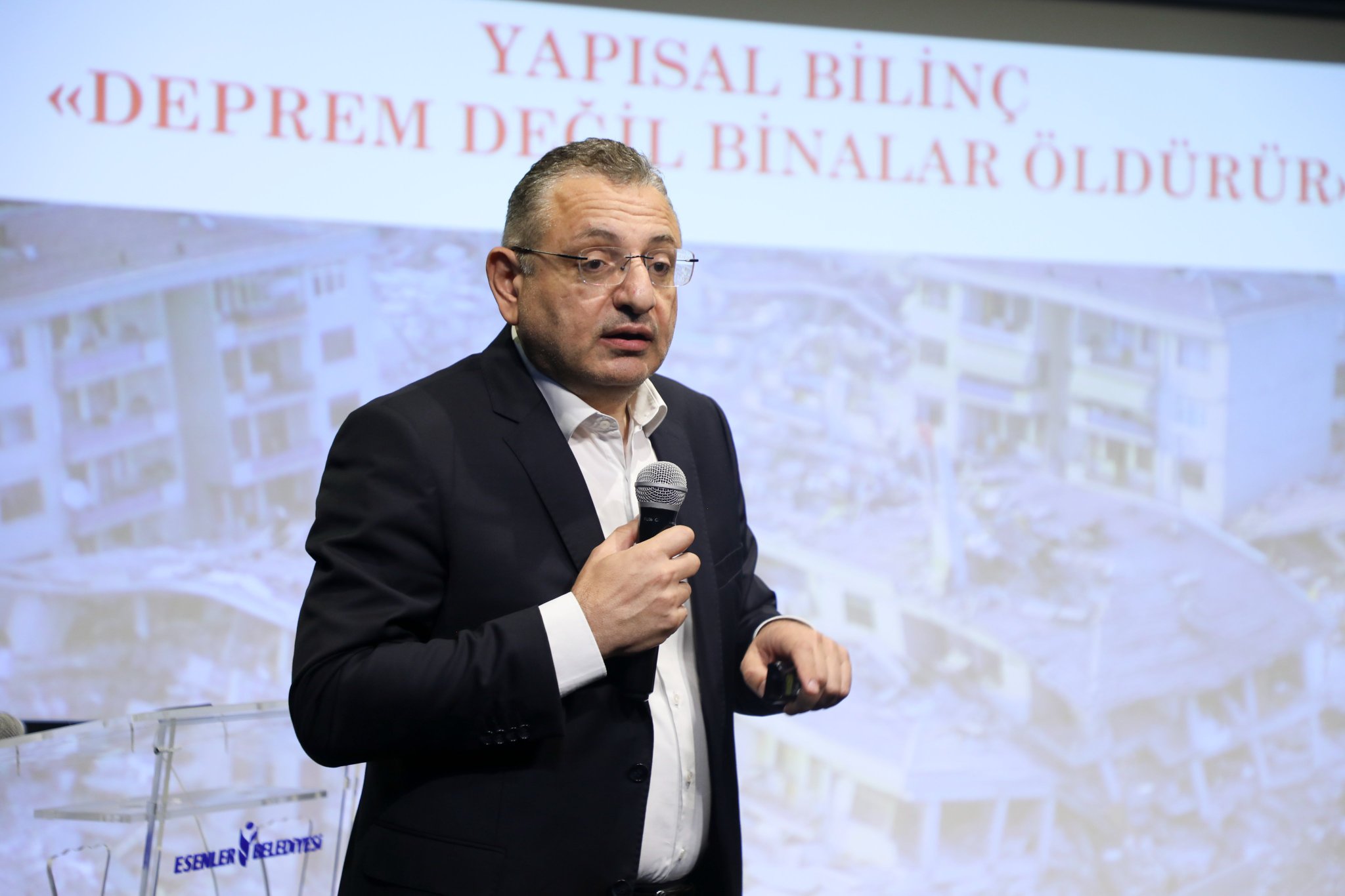 “Kentsel Dönüşüm: Geleceğin Şehirlerini İnşa Etmek” konulu Bilim Teknik Sohbetleri programımızı gerçekleştirdik.